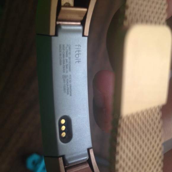 Fitbit Alta with gold strap - Picture 5 of 7